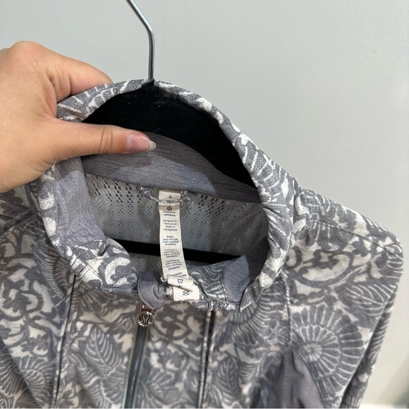 Lululemon Run Travel To Track Jacket Beachy Floral White Gray Size 6 Women’s - Picture 10 of 12